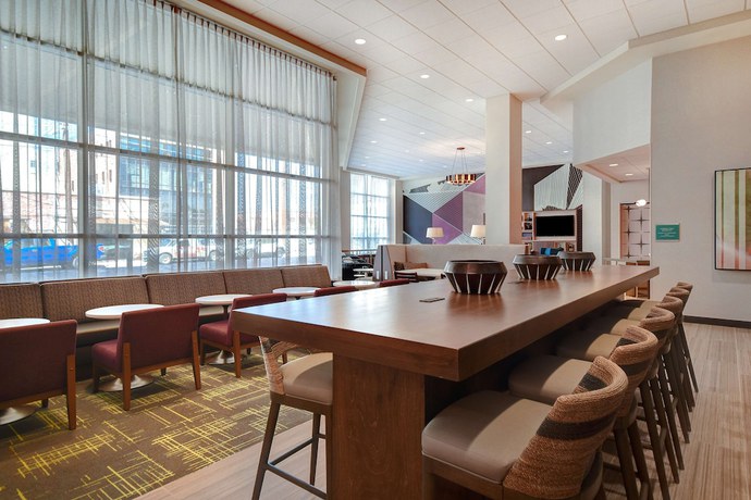 Imagen de los interiores del Hotel Hampton Inn Tucson Downtown. Foto 17