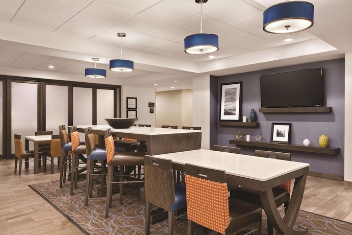 Imagen de los interiores del Hotel Hampton Inn Turlock. Foto 17