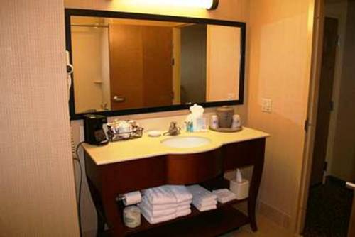 Imagen de la habitación del Hotel Hampton Inn Utica. Foto 6