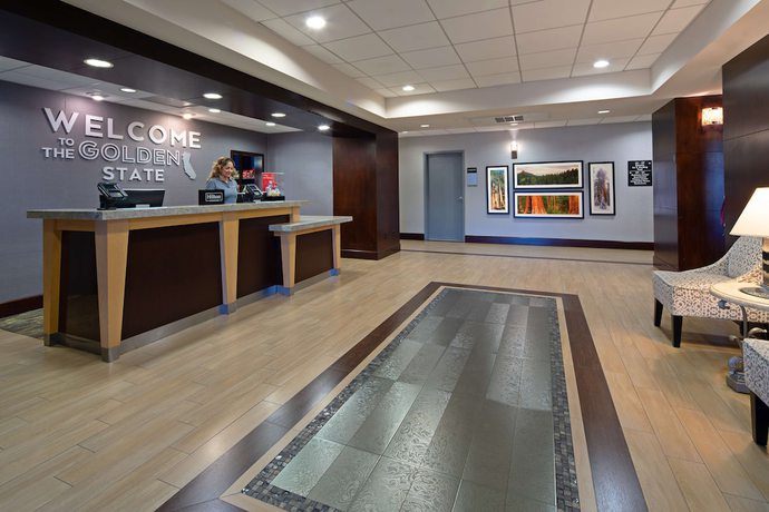 Imagen de los interiores del Hotel Hampton Inn Visalia. Foto 14