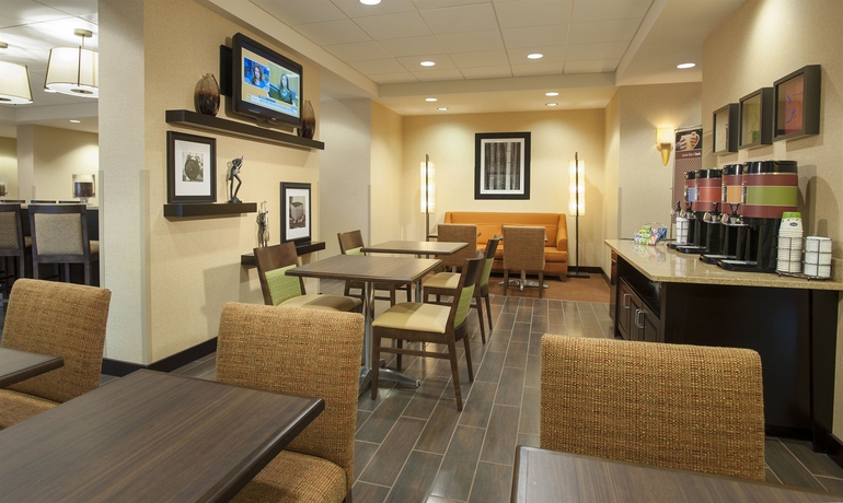 Imagen del bar/restaurante del Hotel Hampton Inn Washington-dulles Int'l Airport South. Foto 3