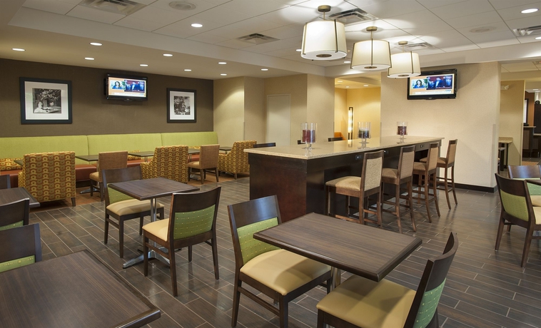 Imagen del bar/restaurante del Hotel Hampton Inn Washington-dulles Int'l Airport South. Foto 5