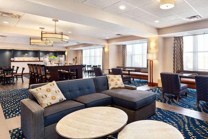 Imagen de los interiores del Hotel Hampton Inn Watertown. Foto 19