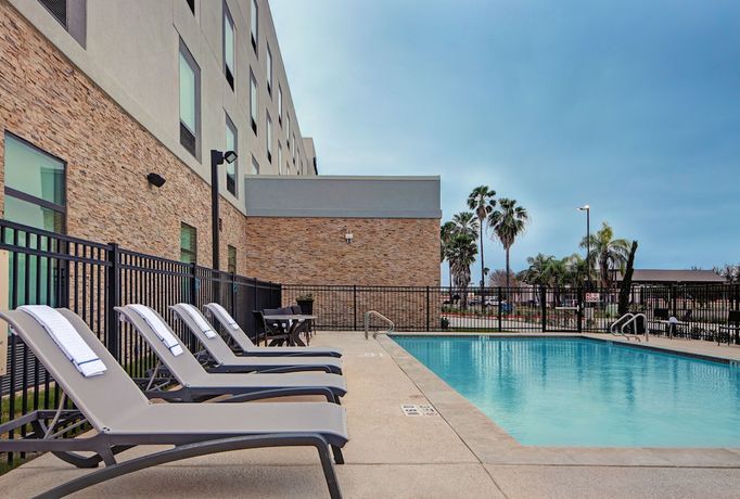 Imagen de la piscina del Hotel Hampton Inn Weslaco. Foto 20