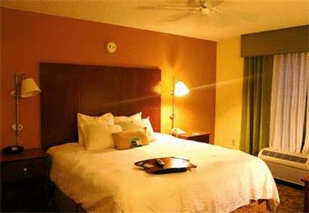 Imagen de la habitación del Hotel Hampton Inn & Suites Kansas City-merriam. Foto 1