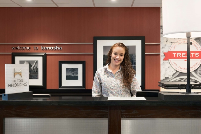 Imagen de los interiores del Hotel Hampton Inn & Suites Kenosha. Foto 17