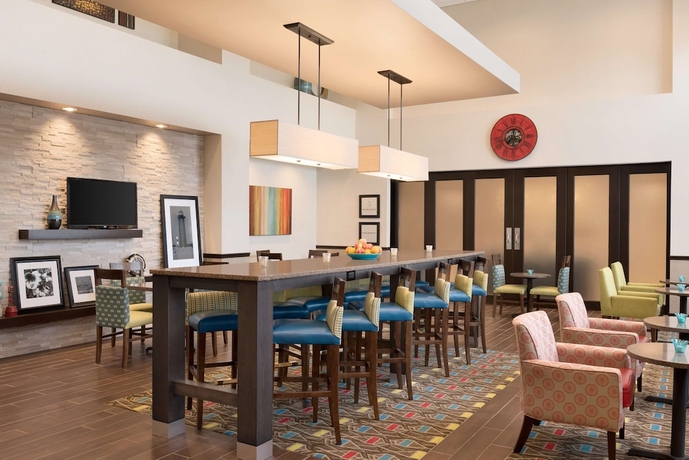 Imagen de los interiores del Hotel Hampton Inn & Suites Kenosha. Foto 18