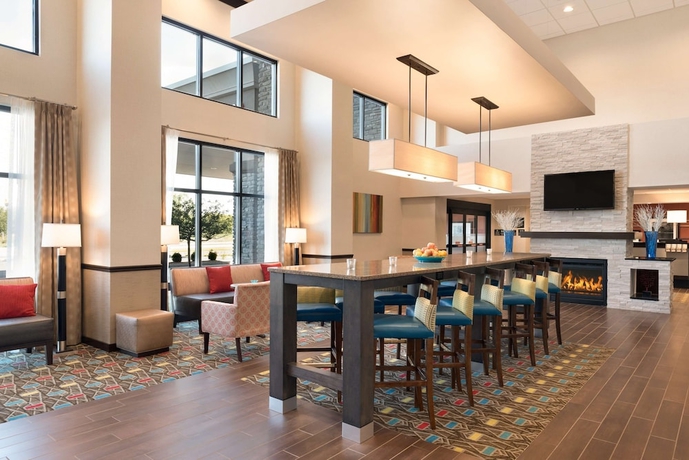 Imagen de los interiores del Hotel Hampton Inn & Suites Kenosha. Foto 19