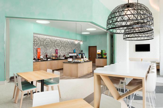 Imagen del bar/restaurante del Hotel Hampton Inn & Suites Los Angeles/Santa Monica. Foto 2