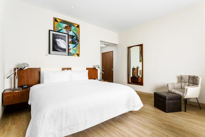 Imagen de la habitación del Hotel Hampton Inn & Suites Los Angeles/Santa Monica. Foto 8