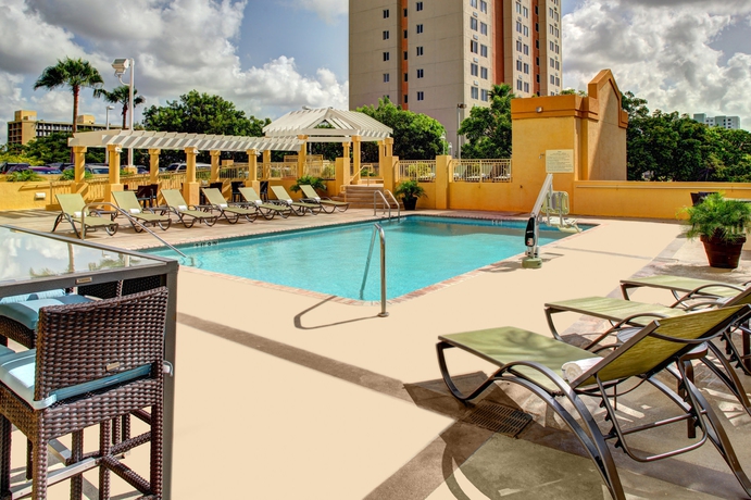 Imagen de la piscina del Hotel Hampton Inn & Suites Miami Airport South Blue. Foto 15