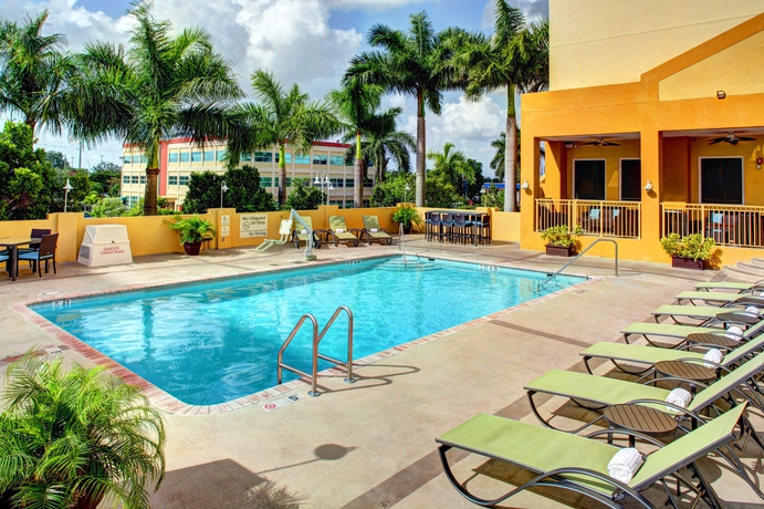 Imagen de la piscina del Hotel Hampton Inn & Suites Miami Airport South Blue. Foto 16