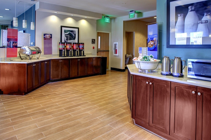 Imagen del bar/restaurante del Hotel Hampton Inn & Suites Miami Airport South Blue. Foto 3