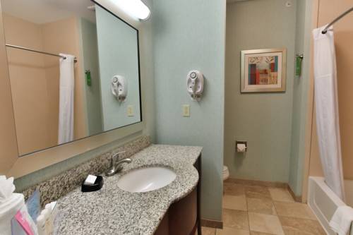 Imagen de la habitación del Hotel Hampton Inn & Suites Middlebury. Foto 13