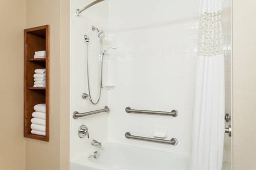 Imagen de la habitación del Hotel Hampton Inn & Suites Mystic. Foto 6