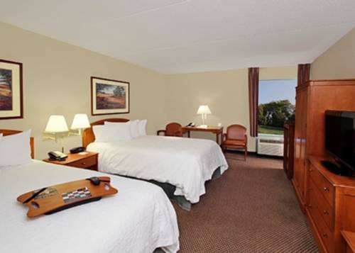 Imagen de la habitación del Hotel Hampton Inn & Suites Newtown. Foto 13