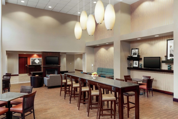 Imagen de los interiores del Hotel Hampton Inn & Suites Syracuse Dewitt. Foto 17
