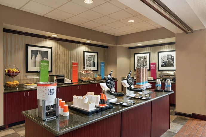 Imagen del bar/restaurante del Hotel Hampton Inn & Suites Syracuse Dewitt. Foto 2