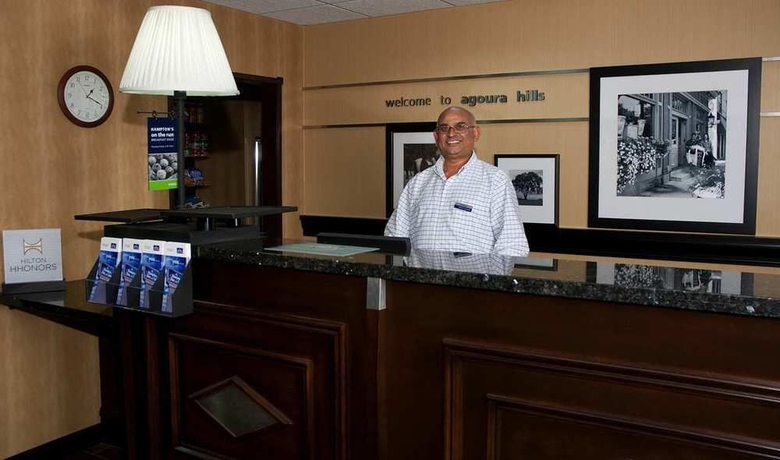 Imagen de los interiores del Hotel Hampton Inn and Suites Agoura Hills. Foto 10