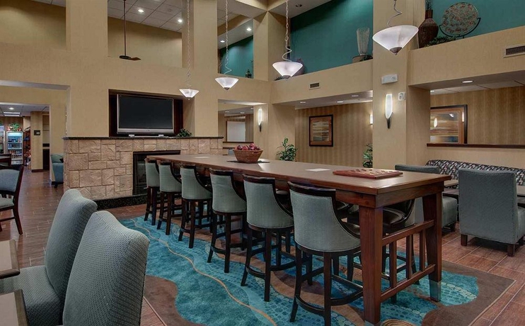 Imagen del bar/restaurante del Hotel Hampton Inn and Suites Agoura Hills. Foto 3