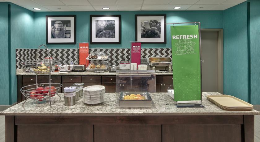 Imagen del bar/restaurante del Hotel Hampton Inn and Suites Albuquerque Airport. Foto 6