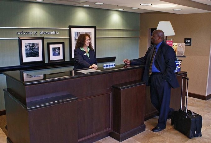 Imagen de los interiores del Hotel Hampton Inn and Suites Alexandria. Foto 7