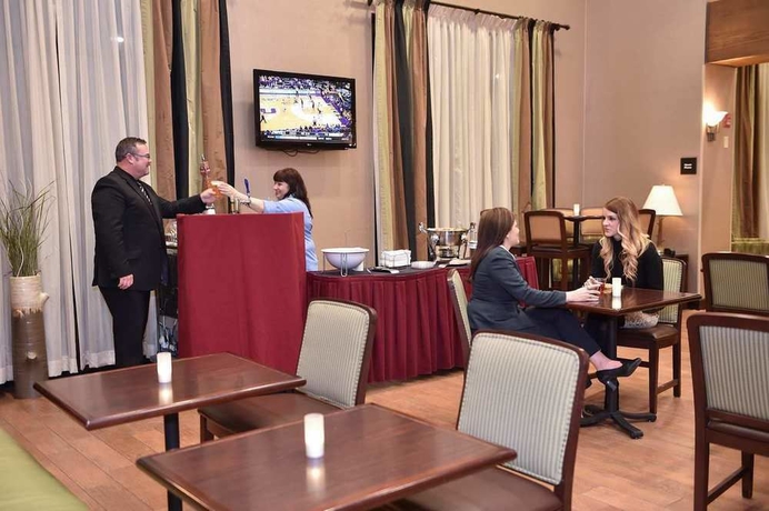 Imagen de los interiores del Hotel Hampton Inn and Suites Alexandria. Foto 9