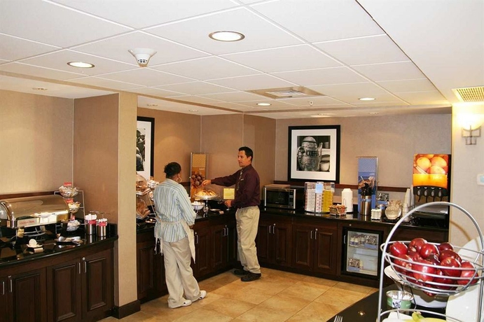 Imagen del bar/restaurante del Hotel Hampton Inn and Suites Alexandria. Foto 5