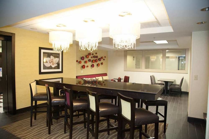 Imagen del bar/restaurante del Hotel Hampton Inn and Suites Alpharetta Roswell. Foto 3