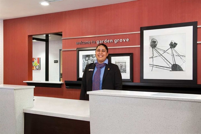 Imagen de los interiores del Hotel Hampton Inn and Suites Anaheim Garden Grove. Foto 10