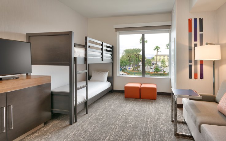 Imagen de la habitación del Hotel Hampton Inn and Suites Anaheim Resort Convention Center. Foto 18