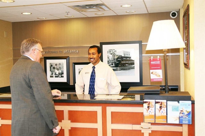 Imagen de los interiores del Hotel Hampton Inn and Suites Atlanta Airport North I-85. Foto 10