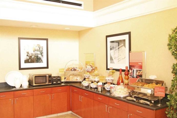 Imagen del bar/restaurante del Hotel Hampton Inn and Suites Atlanta Airport North I-85. Foto 2