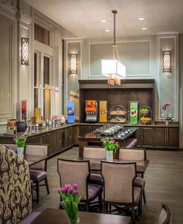 Imagen del bar/restaurante del Hotel Hampton Inn and Suites Baltimore Inner Harbor. Foto 3