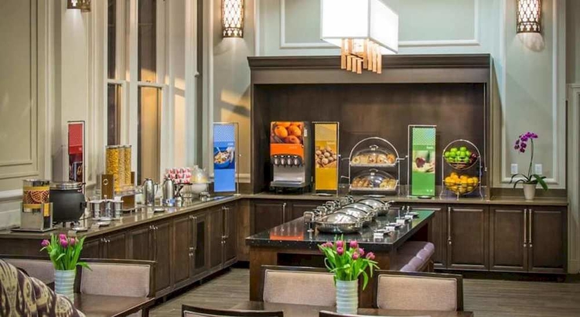 Imagen del bar/restaurante del Hotel Hampton Inn and Suites Baltimore Inner Harbor. Foto 4