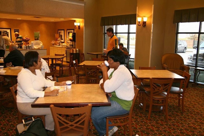 Imagen del bar/restaurante del Hotel Hampton Inn and Suites Baton Rouge - I-10 East. Foto 2