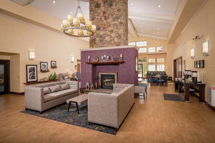 Imagen de los interiores del Hotel Hampton Inn and Suites Binghamton/Vestal. Foto 17