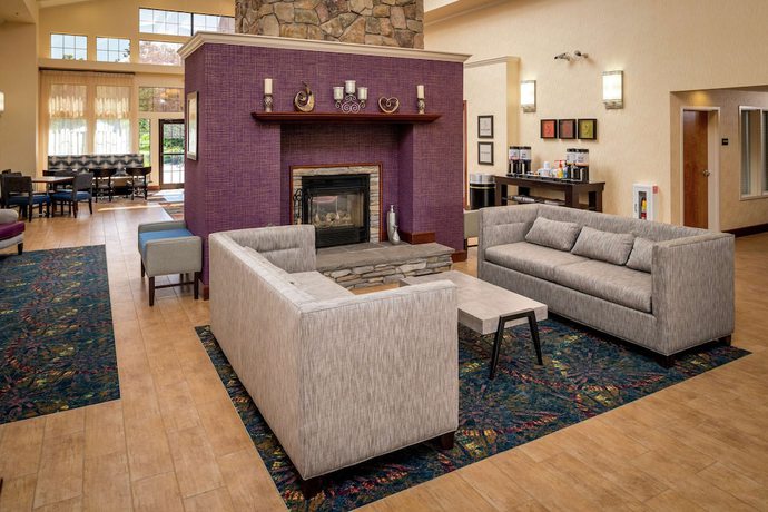 Imagen de los interiores del Hotel Hampton Inn and Suites Binghamton/Vestal. Foto 20