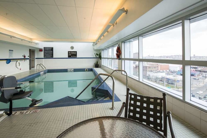 Imagen de la piscina del Hotel Hampton Inn and Suites Boston Crosstown Center. Foto 13