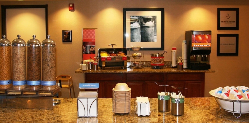 Imagen del bar/restaurante del Hotel Hampton Inn and Suites Burlington, Burlington. Foto 2