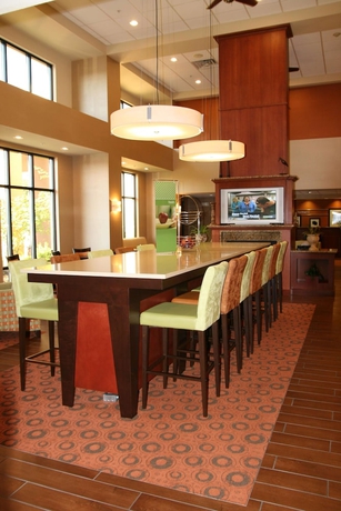Imagen del bar/restaurante del Hotel Hampton Inn and Suites Burlington, Burlington. Foto 3