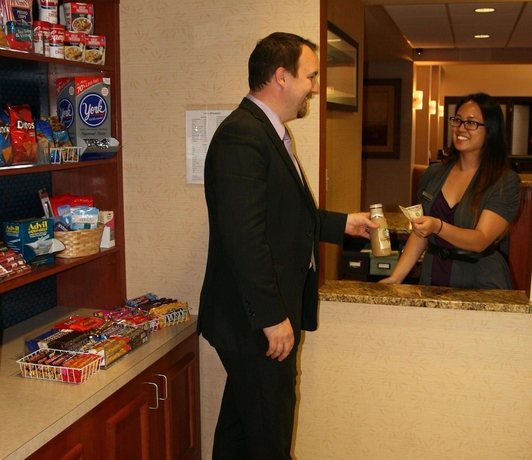 Imagen del bar/restaurante del Hotel Hampton Inn and Suites Burlington, Burlington. Foto 4