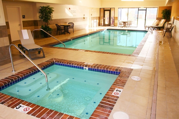 Imagen de la piscina del Hotel Hampton Inn and Suites Burlington. Foto 19