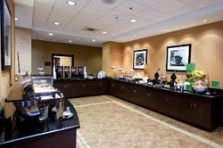 Imagen del bar/restaurante del Hotel Hampton Inn and Suites Burlington, Nc. Foto 4