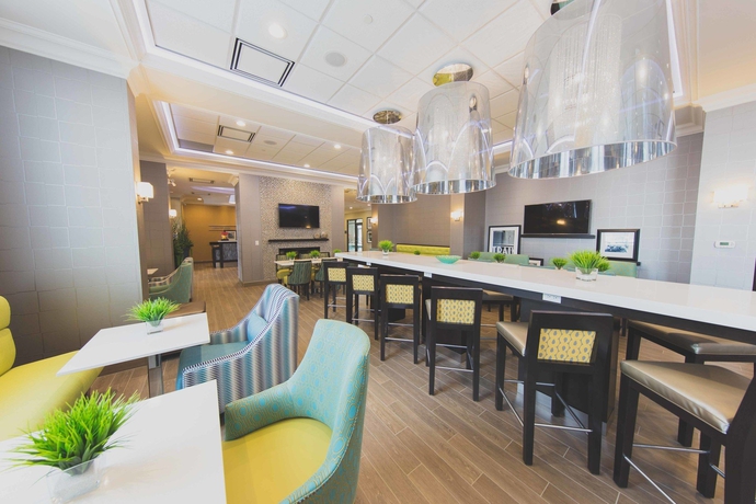Imagen del bar/restaurante del Hotel Hampton Inn and Suites By Hilton Bolton. Foto 3