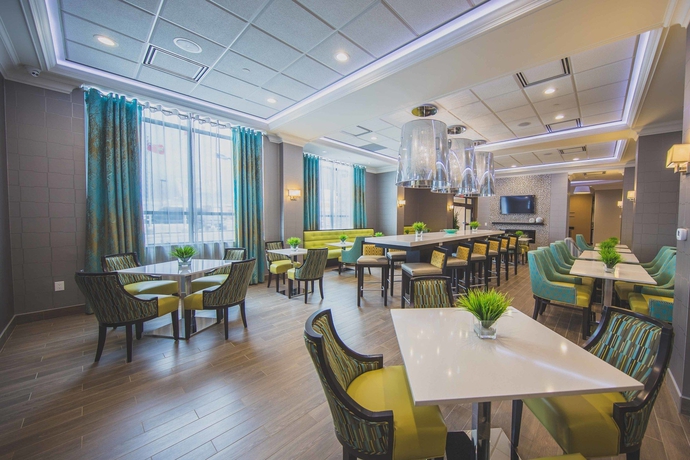 Imagen del bar/restaurante del Hotel Hampton Inn and Suites By Hilton Bolton. Foto 4