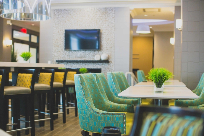 Imagen del bar/restaurante del Hotel Hampton Inn and Suites By Hilton Bolton. Foto 5