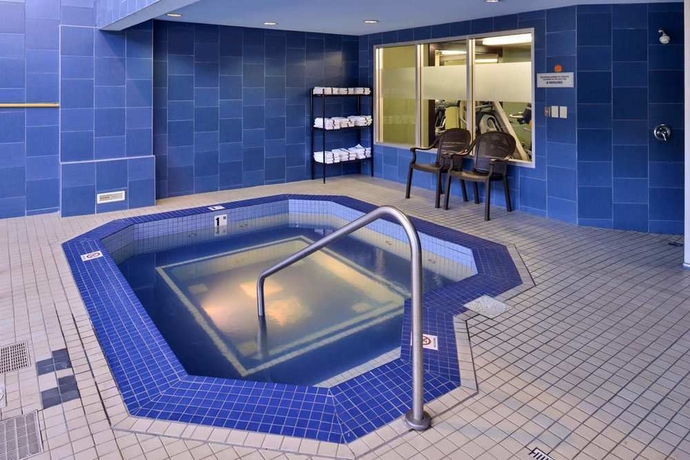 Imagen de la piscina del Hotel Hampton Inn and Suites By Hilton Calgary- University Northwest. Foto 14