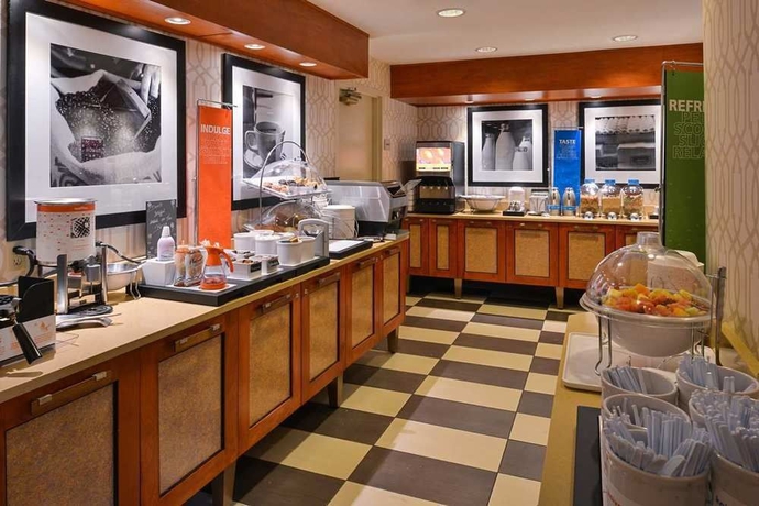 Imagen del bar/restaurante del Hotel Hampton Inn and Suites By Hilton Calgary- University Northwest. Foto 1