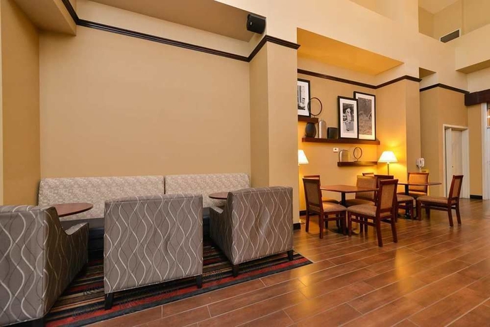 Imagen del bar/restaurante del Hotel Hampton Inn and Suites By Hilton Edmonton Intl Airport. Foto 4
